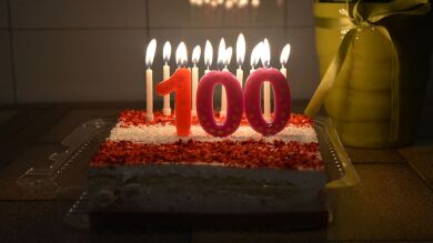 Una mujer celebra su cumpleaños número 100 poniéndose frente a un lanzador de cuchillos