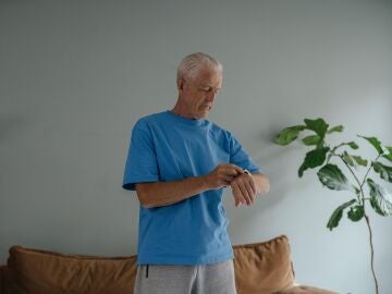 Hombre mirando una pulsera