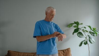 Crean una pulsera inteligente que predice el estado de salud de las personas mayores 