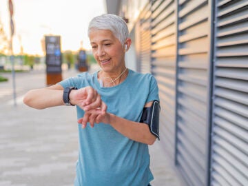 Mujer consultando su reloj inteligente