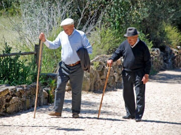 Dos hombres paseando por un pueblo
