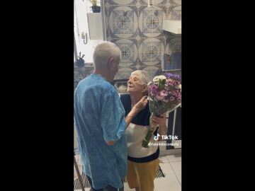 Hombre de 96 años sorprende a su mujer