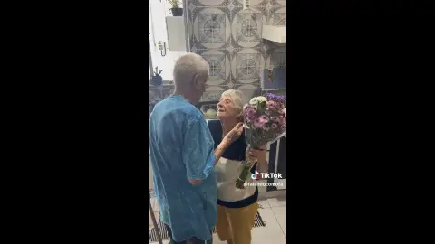 Hombre de 96 años sorprende a su mujer Hombre de 96 años sorprende a su mujer