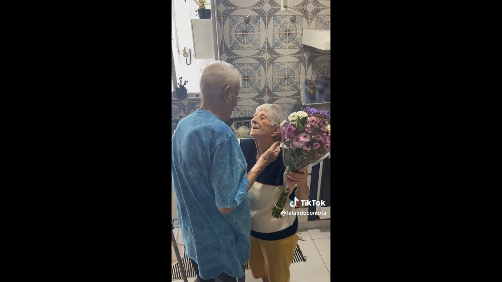 La bonita sorpresa de este hombre a su mujer, en su 90 cumpleaños, que ha enternecido a las redes sociales