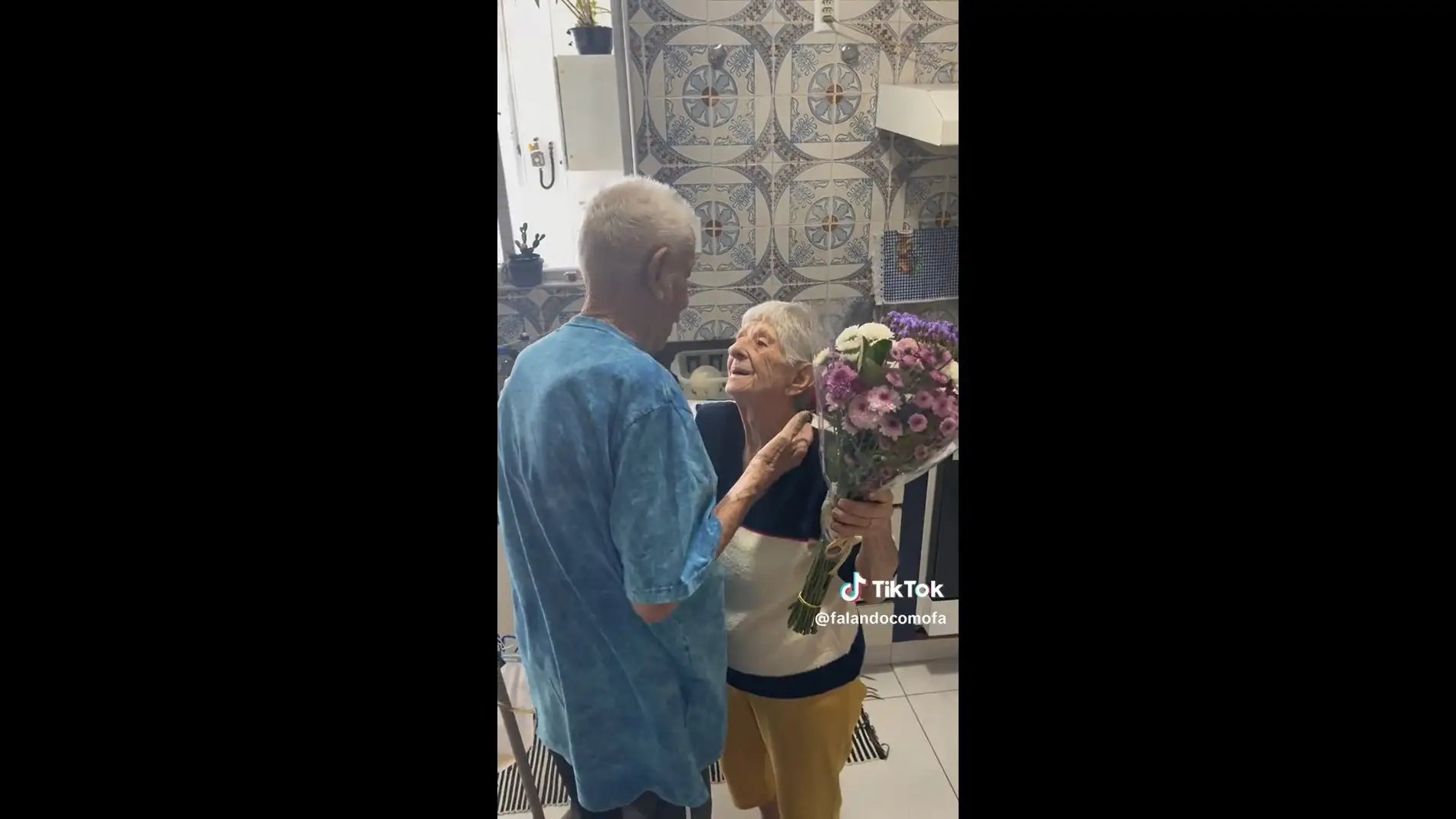 Hombre de 96 años sorprende a su mujer