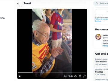 Un joven se lleva a su abuelo a un partido del FC Barcelona 