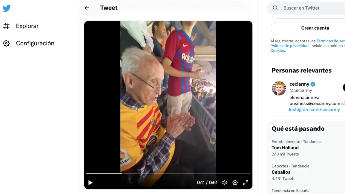 Un joven se lleva a su abuelo a un partido del FC Barcelona 