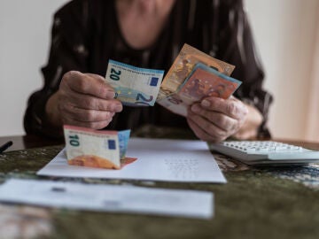 Persona mayor contando dinero