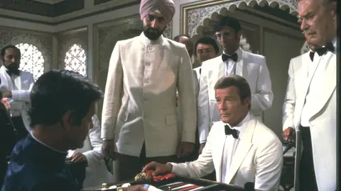 Fotograma de la película Octopussy Fotograma de la película Octopussy