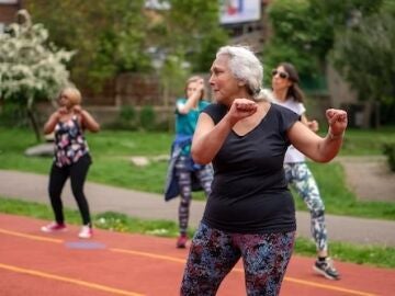 Mujer mayor haciendo deporte