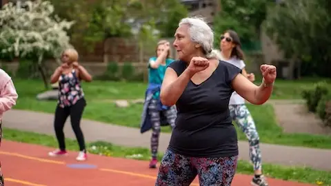 Mujer mayor haciendo deporte Mujer mayor haciendo deporte