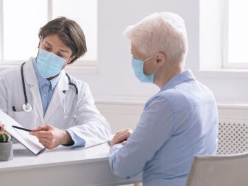 Mujer mayor consulta m&eacute;dico