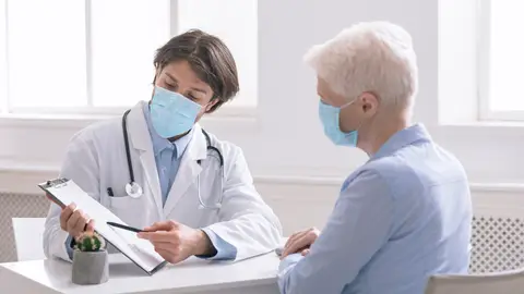 Mujer mayor consulta médico Mujer mayor consulta médico