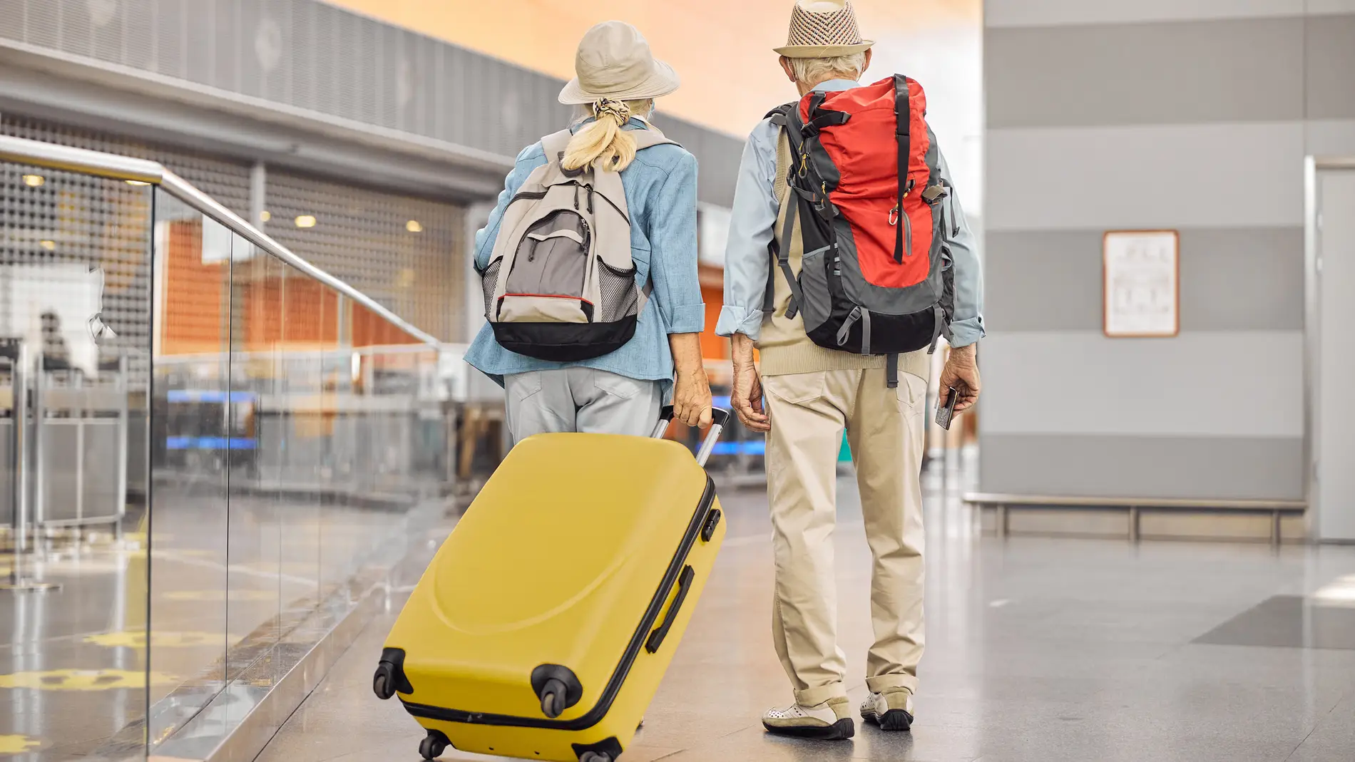 Viajeros con sus maletas