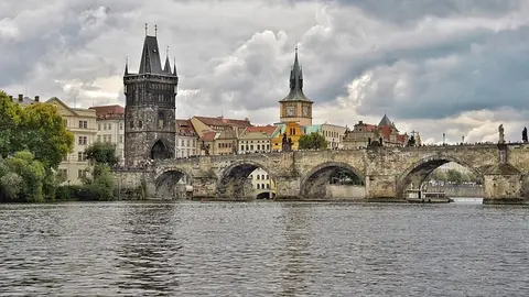 Puente de Carlos en Praga, República Checa Puente de Carlos en Praga, República Checa