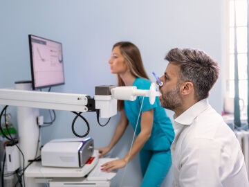 Hombre en tratamiento de enfermedad respiratoria