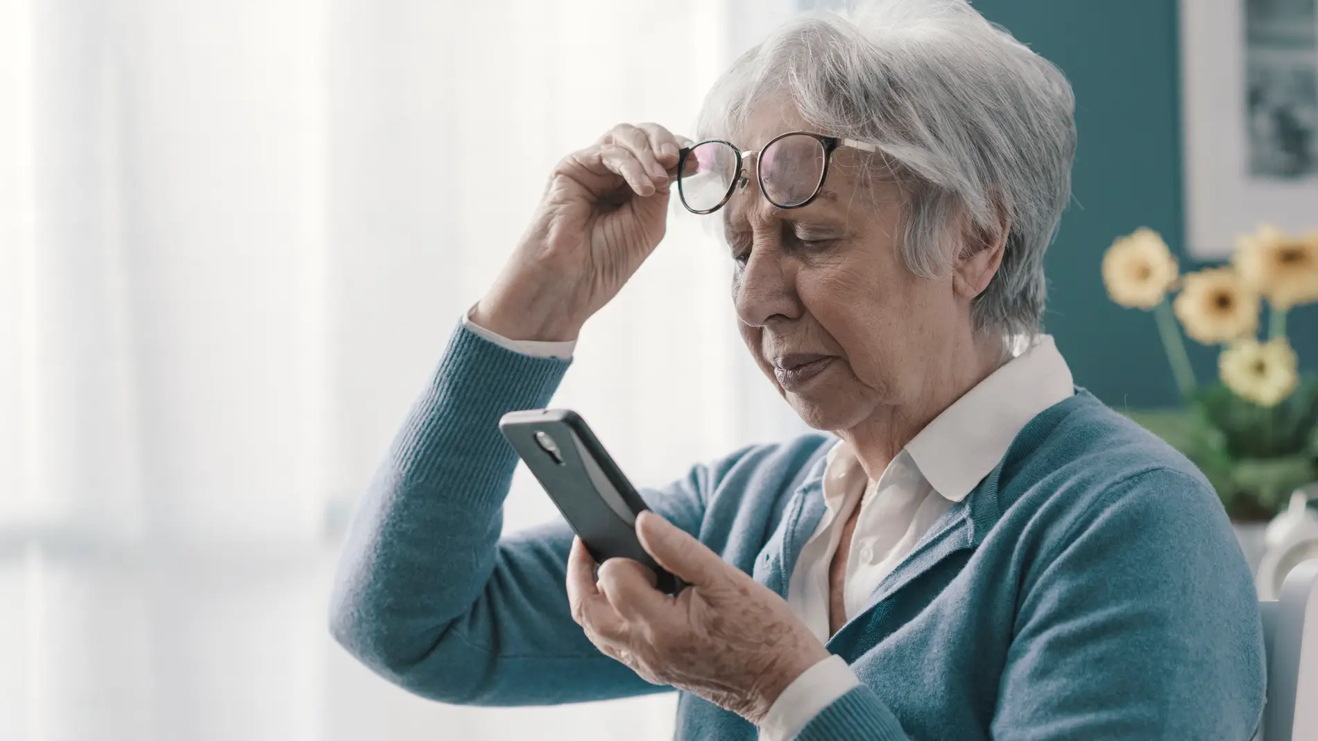 Mujer mayor mirando el teléfono móvil