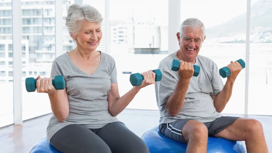 Personas mayores haciendo ejercicio de fuerza y equilibrio Personas mayores haciendo ejercicio de fuerza y equilibrio