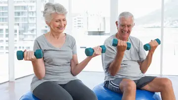Personas mayores haciendo ejercicio de fuerza y equilibrio Personas mayores haciendo ejercicio de fuerza y equilibrio