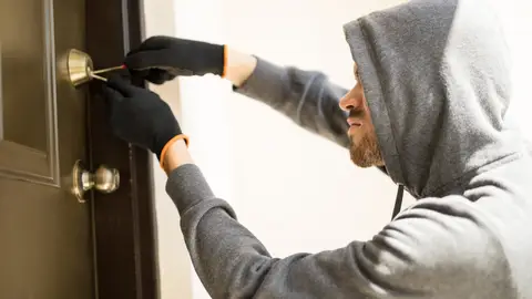 Ladrón abriendo una puerta Ladrón abriendo una puerta