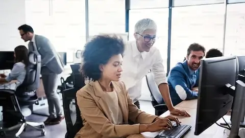 Mujer ayudando a trabajar a otra mujer a trabajar Mujer ayudando a trabajar a otra mujer a trabajar