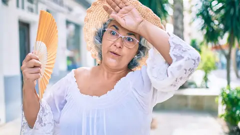 Mujer con mucho calor Mujer con mucho calor