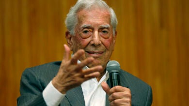 Mario Vargas Llosa, de 87 años, es hospitalizado por segunda vez por covid-19