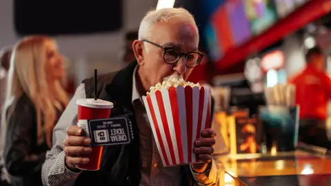 Hombre mayor en el cine Hombre mayor en el cine