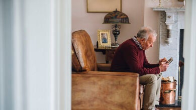 La soledad no deseada en adultos mayores, un problema creciente que preocupa al 93% de los españoles