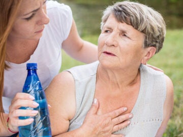 Persona mayor con calor 