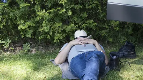 Hombre echándose una siesta Hombre echándose una siesta