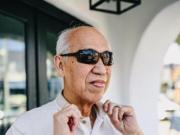 Persona mayor con gafas de sol