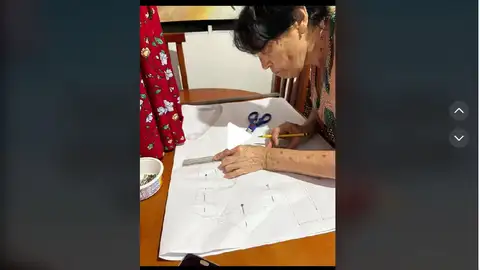 Una abuela recrea para su nieta uno de los icónicos vestidos de Barbie en solo dos días Una abuela recrea para su nieta uno de los icónicos vestidos de Barbie en solo dos días
