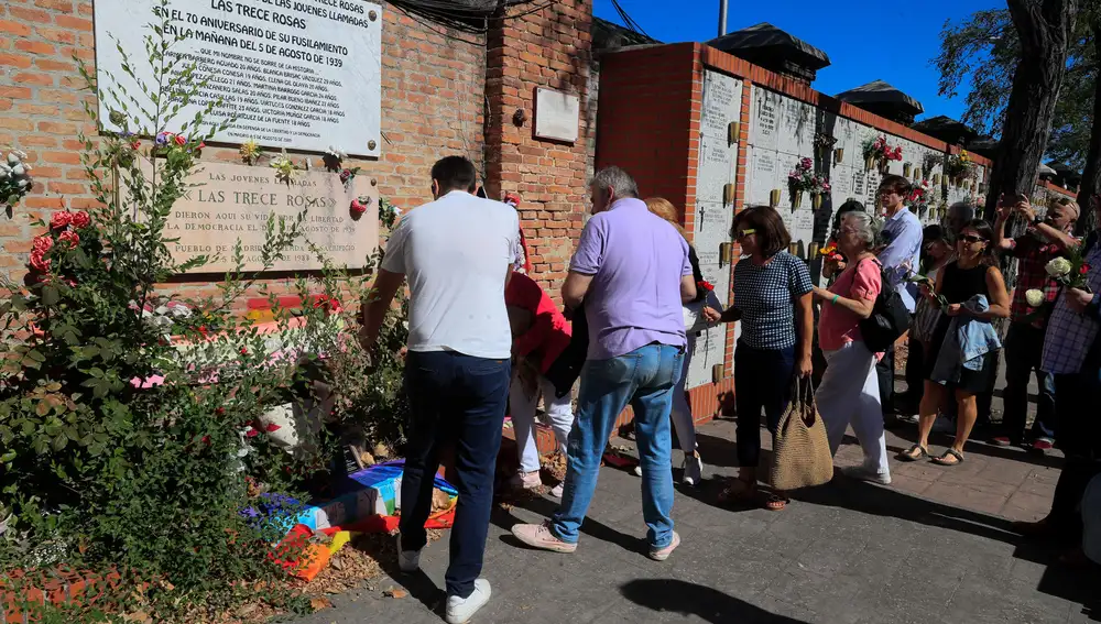 Familiares y amigos del corresponsal de guerra y escritor, Ramón Lobo, ponen flores en la placa de las 13 rosas en el cementerio de la Almudena