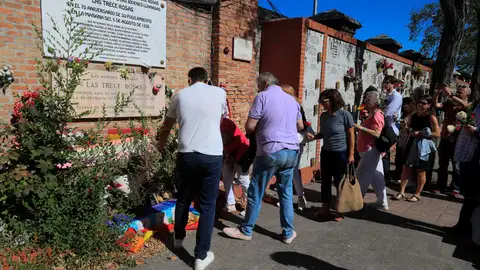 Familiares y amigos del corresponsal de guerra y escritor, Ramón Lobo, ponen flores en la placa de las 13 rosas en el cementerio de la Almudena Familiares y amigos del corresponsal de guerra y escritor, Ramón Lobo, ponen flores en la placa de las 13 rosas en el cementerio de la Almudena