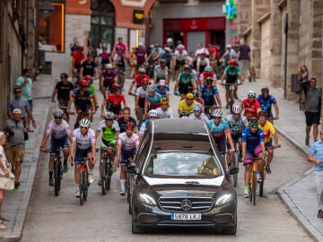 Un grupo de ciclistas sigue en caravana al coche donde se trasladan los restos de Federico Martín Bahamontes