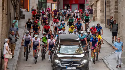 Un grupo de ciclistas sigue en caravana al coche donde se trasladan los restos de Federico Martín Bahamontes Un grupo de ciclistas sigue en caravana al coche donde se trasladan los restos de Federico Martín Bahamontes