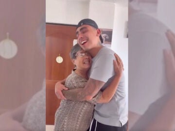 Un joven abraza a sus abuelos