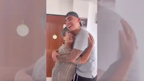 Un joven abraza a sus abuelos Un joven abraza a sus abuelos