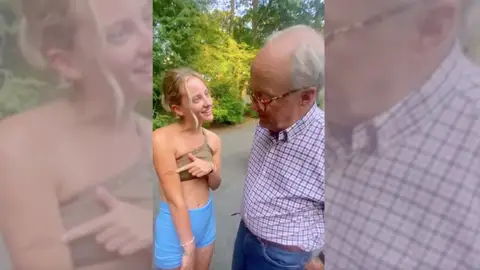Joven se hace un tatuaje por su padre con alzheimer Joven se hace un tatuaje por su padre con alzheimer
