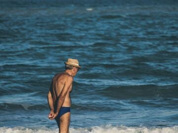 Persona mayor en la playa
