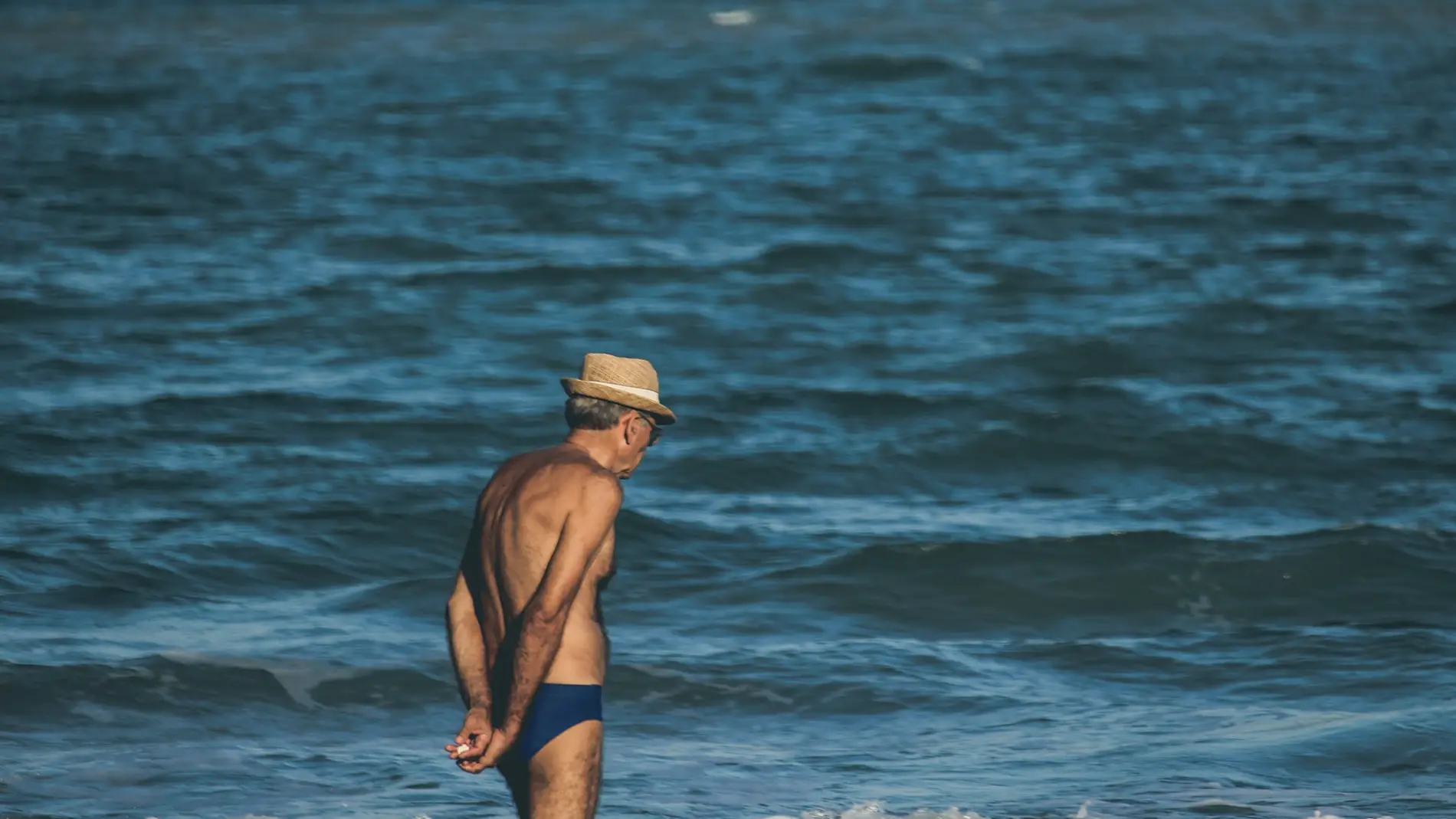 Persona mayor en la playa