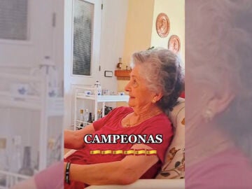 Abuela mirando f&uacute;tbol
