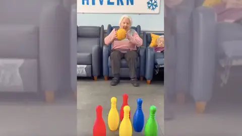 Mujer mayor jugando a los bolos Mujer mayor jugando a los bolos