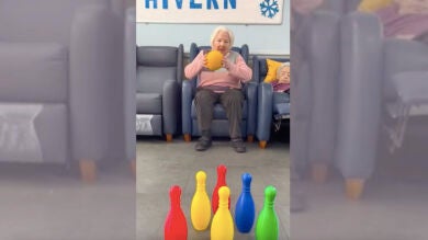 Una mujer mayor juega a los bolos y el final es impresionante: 