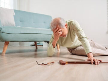 Persona mayor tumbado en el suelo