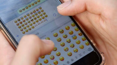 Los emojis abandonan las conversaciones adolescentes y se pasan a las adultas