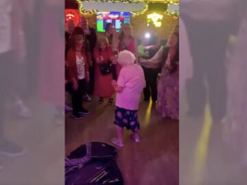 Mujer de 93 años bailando sola