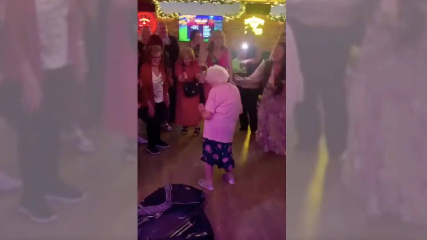 Mujer de 93 años bailando sola