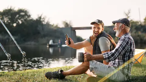 Persona mayor con su hijo Persona mayor con su hijo